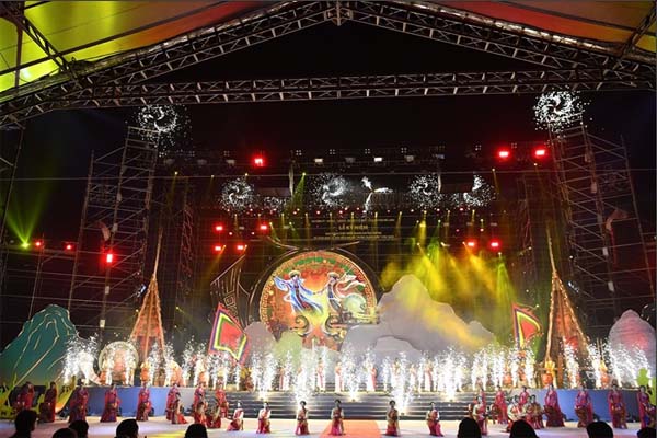 Xe tải tông hàng loạt xe dừng đèn đỏ, một người tử vong-2