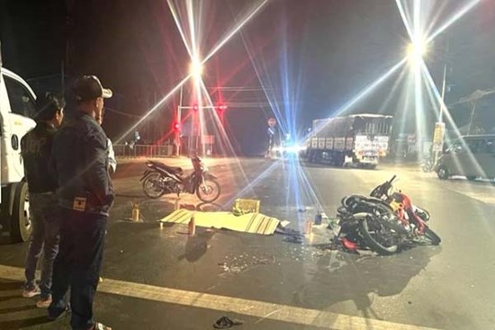 Xe tải tông hàng loạt xe dừng đèn đỏ, một người tử vong