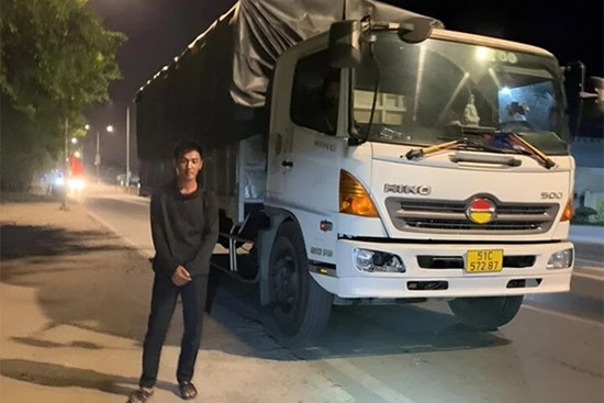 Tài xế tông xe đang dừng đèn đỏ làm 1 người chết rồi bỏ trốn
