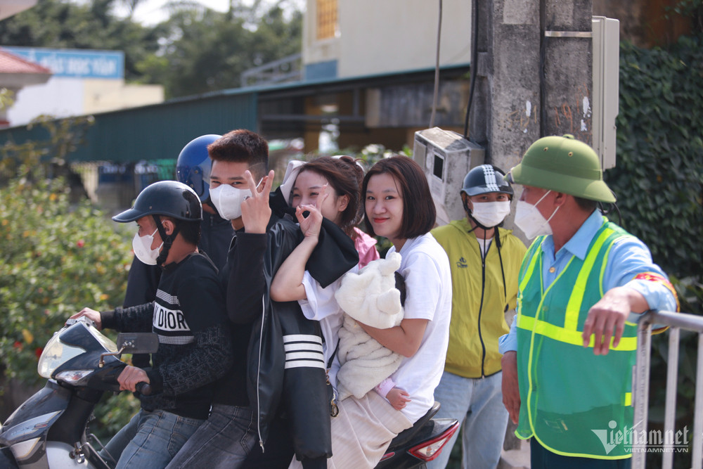Hàng trăm xe ôm chèo kéo khách tại cổng chùa nghìn tuổi ở Hà Nam-2