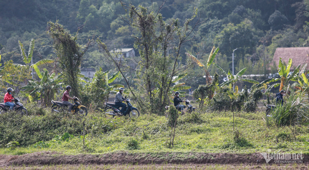 Hàng trăm xe ôm chèo kéo khách tại cổng chùa nghìn tuổi ở Hà Nam-3