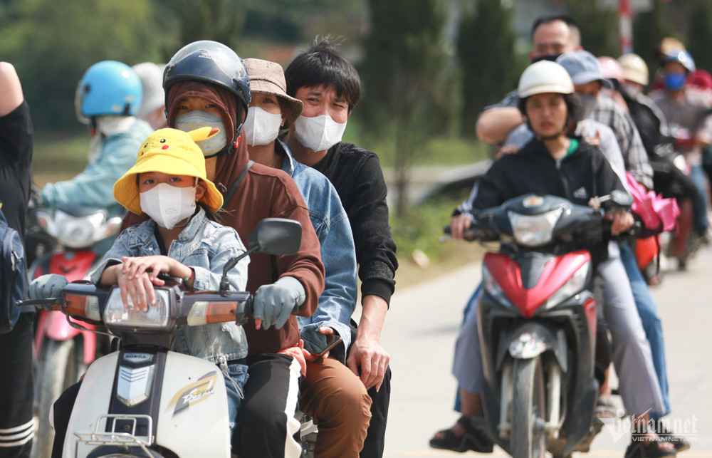 Hàng trăm xe ôm chèo kéo khách tại cổng chùa nghìn tuổi ở Hà Nam-4