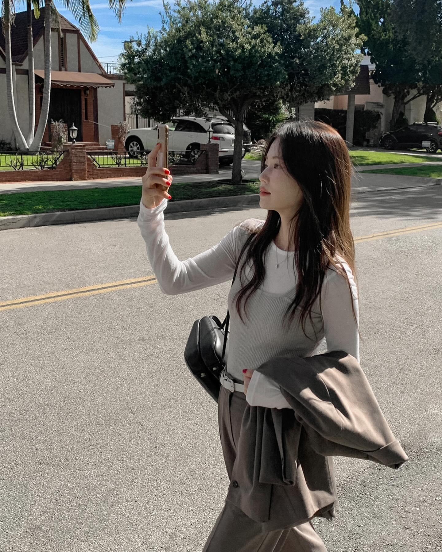 10 cách mặc áo thun dài tay thanh lịch tới công sở-10