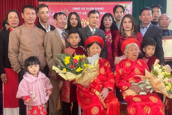 Chắt lì xì chúc cụ sống lâu trăm tuổi, cụ nhẹ nhàng đáp một câu khiến ai nấy “té ngửa”