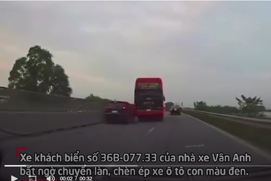 Xe khách Vân Anh chèn ép, vượt ẩu trên cao tốc