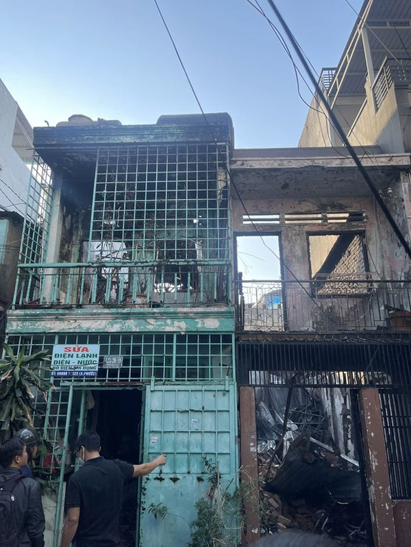 Nhân chứng kể lại vụ cháy khiến 4 người tử vong ở TPHCM: Có người phá được khung sắt, ẵm em bé thoát ra ngoài-1