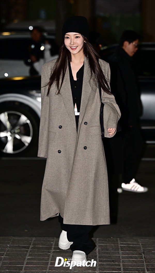 Hai kiểu áo khoác đơn giản giúp Park Min Young mặc đẹp trong mọi hoàn cảnh-2