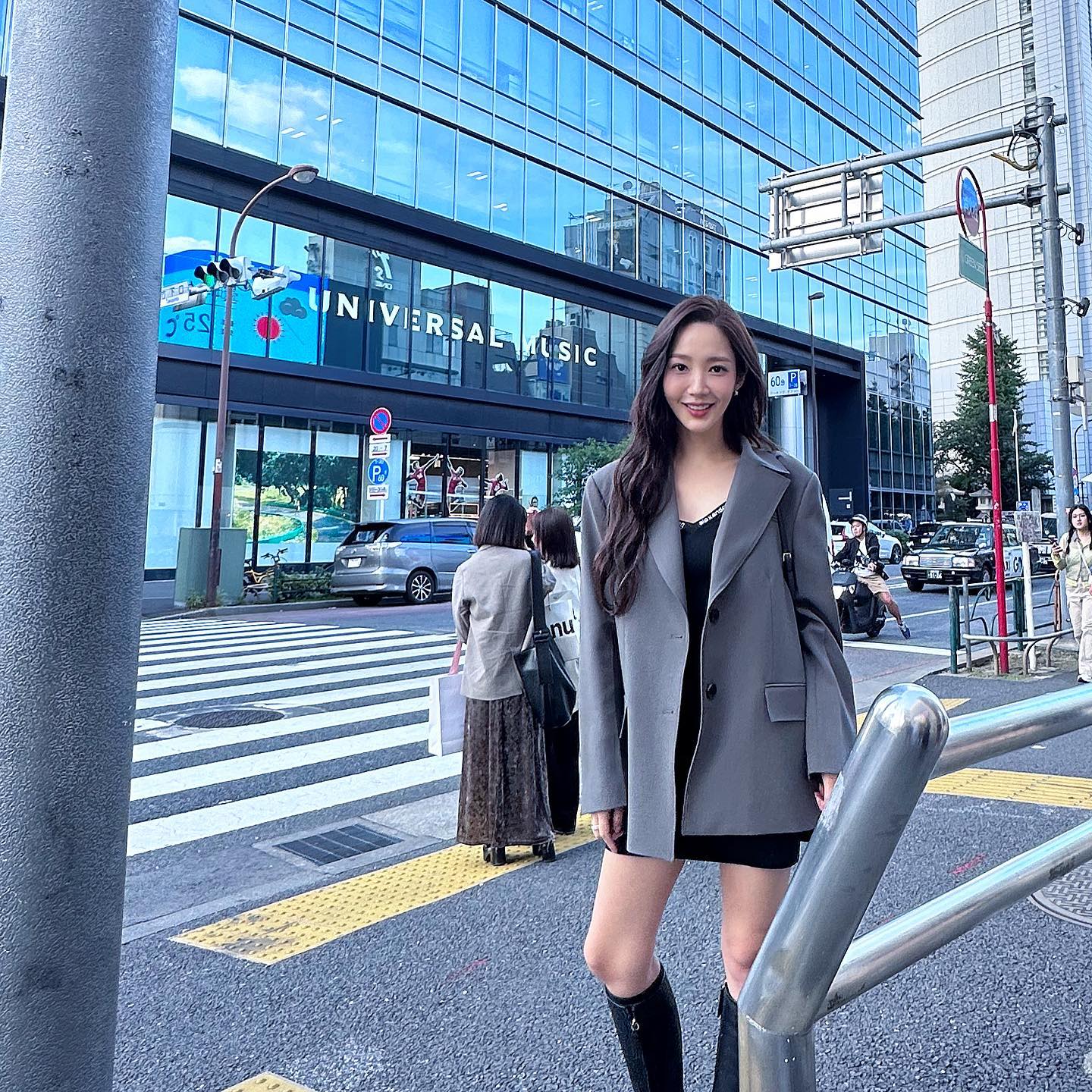 Hai kiểu áo khoác đơn giản giúp Park Min Young mặc đẹp trong mọi hoàn cảnh-5