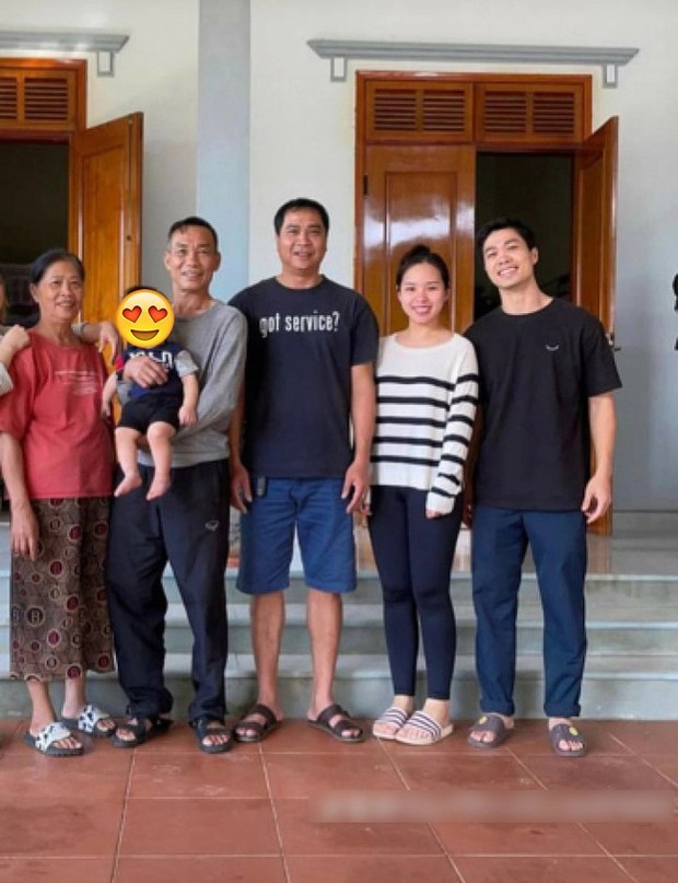 Viên Minh hiếm hoi về quê chồng, ăn mặc cực giản dị khi xuất hiện cùng bố mẹ Công Phượng-1