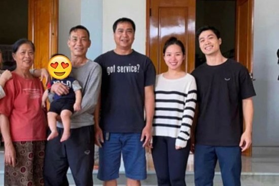 Viên Minh hiếm hoi về quê chồng, ăn mặc cực giản dị khi xuất hiện cùng bố mẹ Công Phượng