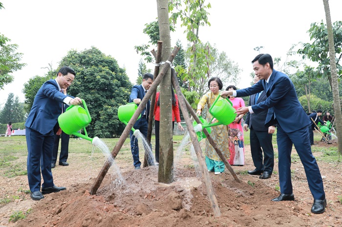 Thị xã Sơn Tây phát động Tết trồng cây và khai bút đầu Xuân Giáp Thìn 2024-5