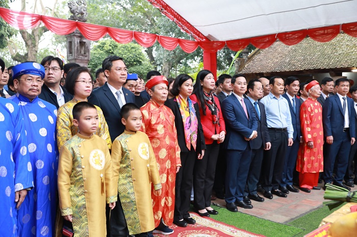 Lãnh đạo Thành phố dâng hương tưởng niệm 1.226 năm Ngày giỗ Bố Cái Đại Vương Phùng Hưng-3