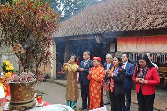 Lãnh đạo Thành phố dâng hương tưởng niệm 1.226 năm Ngày giỗ Bố Cái Đại Vương Phùng Hưng