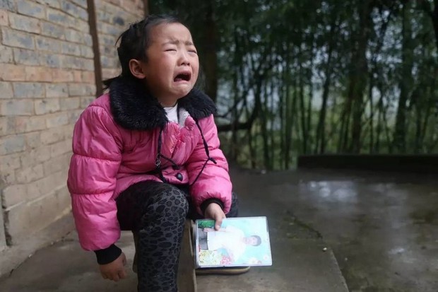 Bị cha mẹ bỏ rơi, cô bé 5 tuổi tự mình chăm sóc bà ngoại và bà cố-7