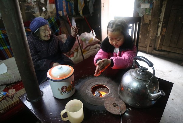 Bị cha mẹ bỏ rơi, cô bé 5 tuổi tự mình chăm sóc bà ngoại và bà cố-6