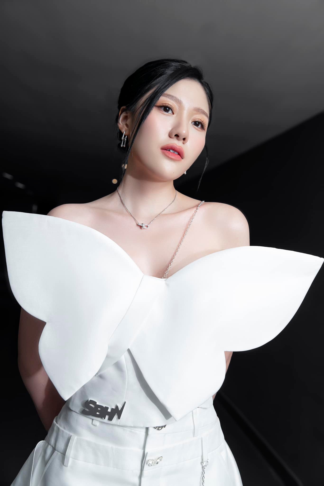 Hậu giảm 12kg, em gái Trấn Thành chuộng mốt áo dài khoe trọn vai trần gợi cảm-18