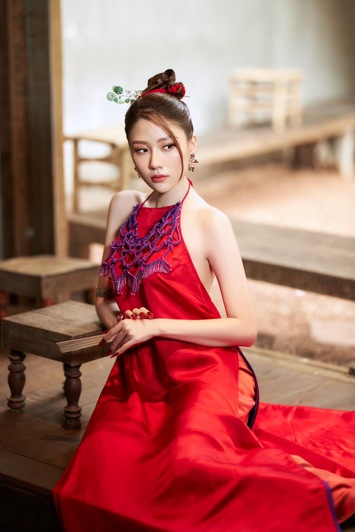 Hậu giảm 12kg, em gái Trấn Thành chuộng mốt áo dài khoe trọn vai trần gợi cảm-12