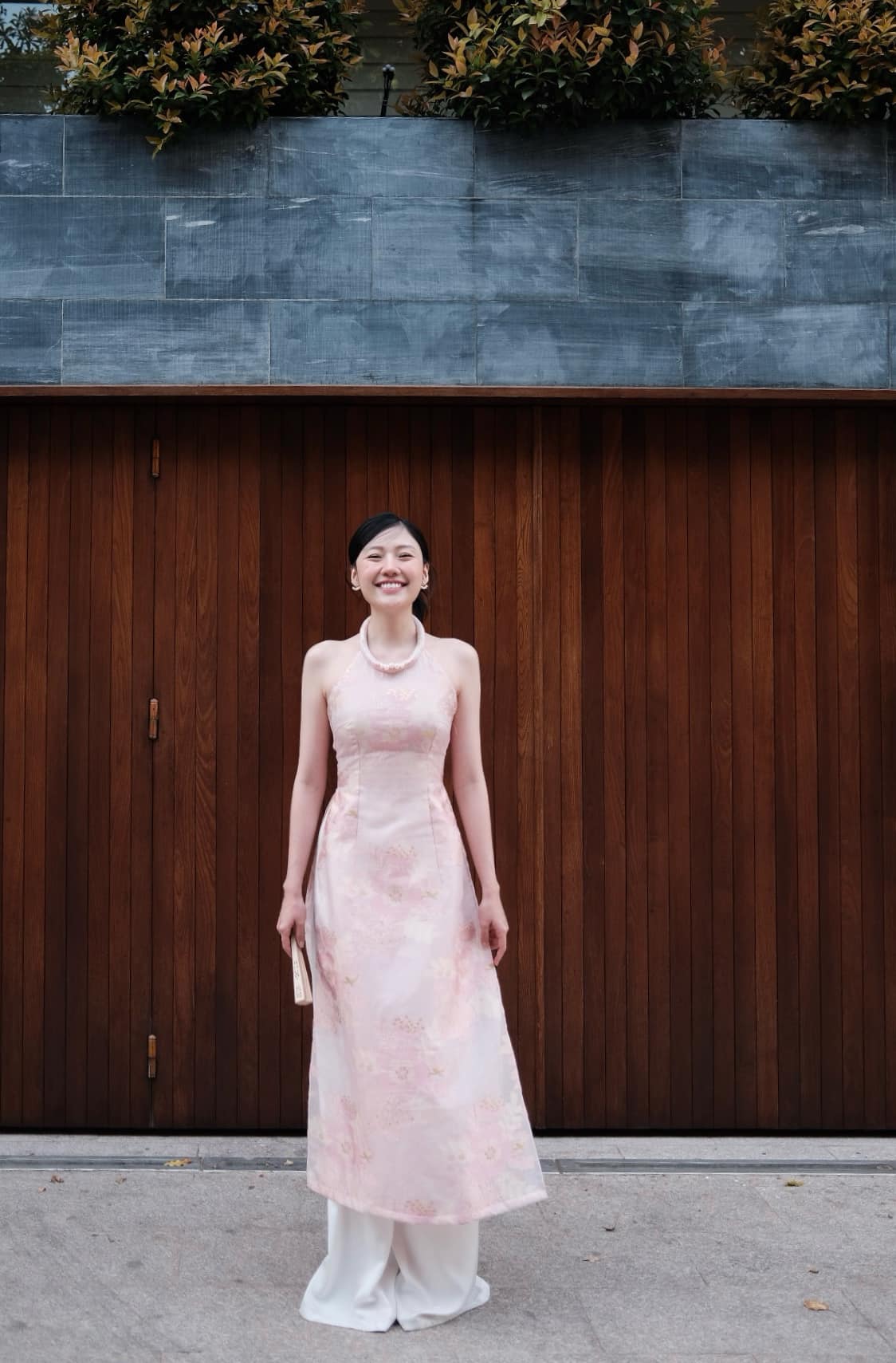 Hậu giảm 12kg, em gái Trấn Thành chuộng mốt áo dài khoe trọn vai trần gợi cảm-7