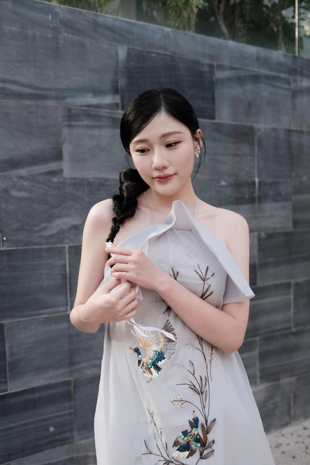 Hậu giảm 12kg, em gái Trấn Thành chuộng mốt áo dài khoe trọn vai trần gợi cảm-3