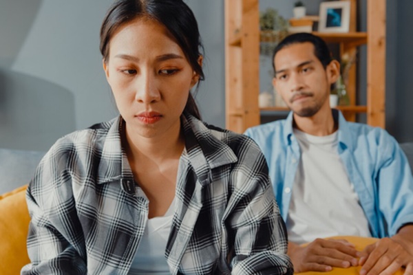 Thấy bố đi chơi về khuya, con gái 7 tuổi cảm thán 1 câu mà tôi ứa nước mắt còn chồng thì giật mình-1