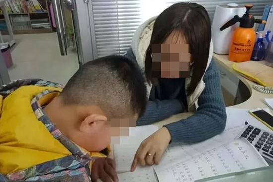 Bà mẹ 38 tuổi qua đời, để lại 2 đứa con thơ: Đây là kiểu phụ huynh tưởng yêu thương con nhưng thực ra đang 