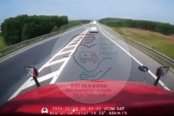 Bé trai đi xe đạp bất ngờ ngã vào xe tải đang lao đến-1