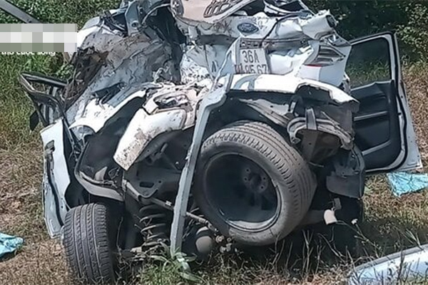 Nguyên nhân ô tô con va chạm xe container 5 người trong gia đình thương vong-5