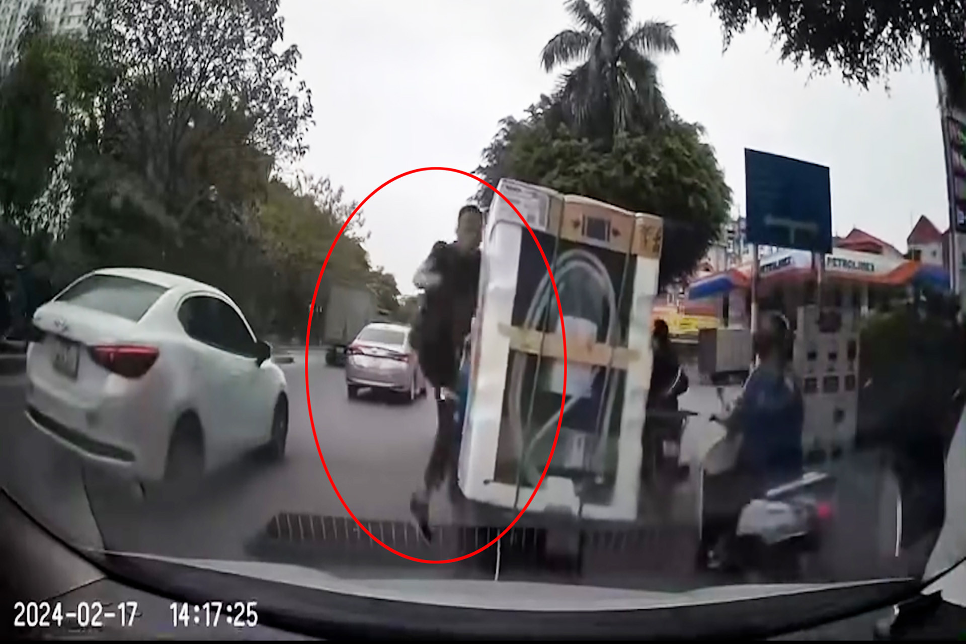 Tài xế ô tô con tung cước đạp ngã người đi xe máy trên phố Hà Nội-1