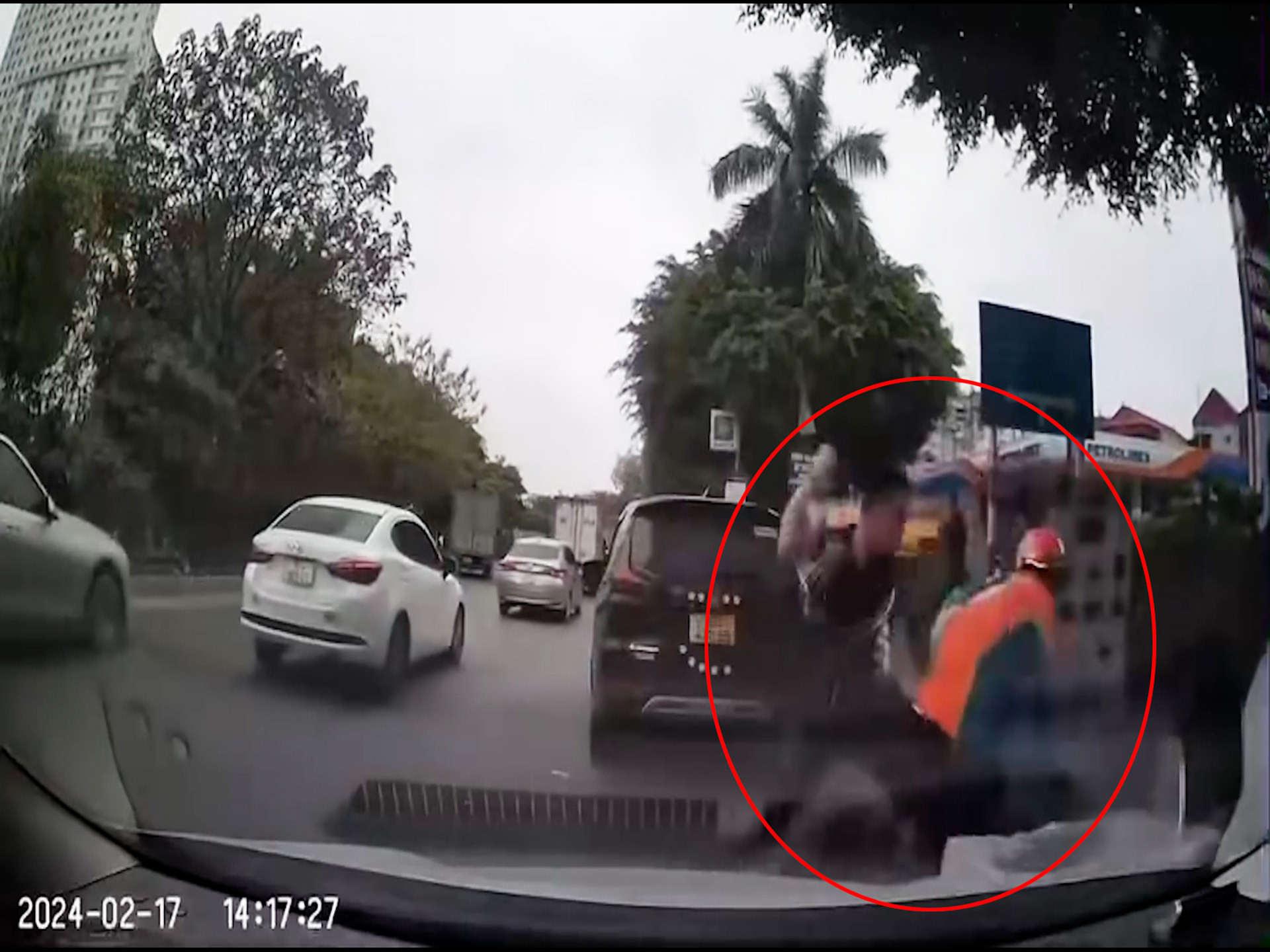 Tài xế ô tô con tung cước đạp ngã người đi xe máy trên phố Hà Nội-2