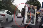Tài xế ô tô con 'tung cước' đạp ngã người đi xe máy trên phố Hà Nội