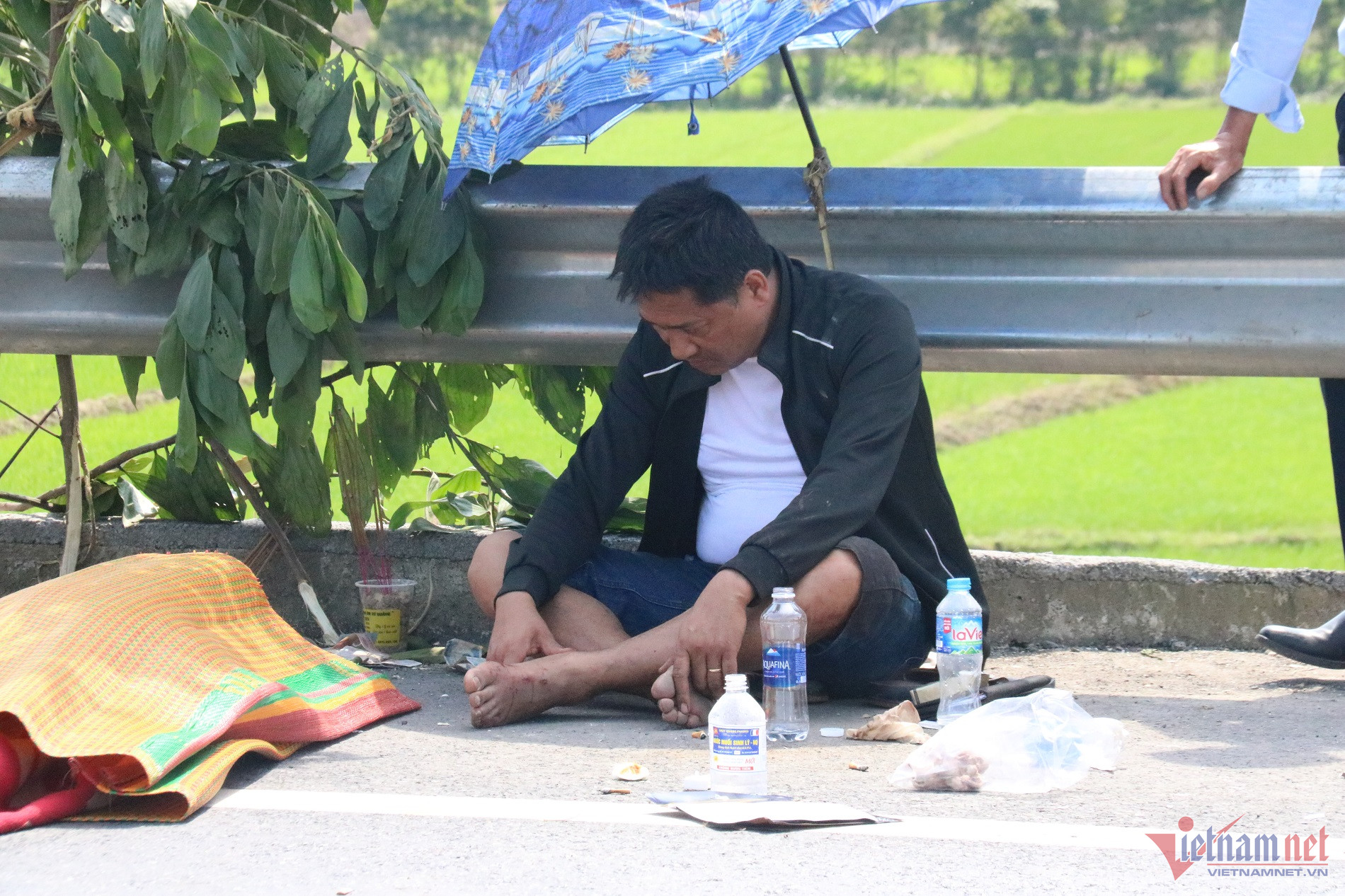 Nguyên nhân ô tô con va chạm xe container 5 người trong gia đình thương vong-4