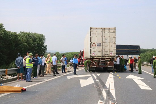Nguyên nhân ô tô con va chạm xe container 5 người trong gia đình thương vong