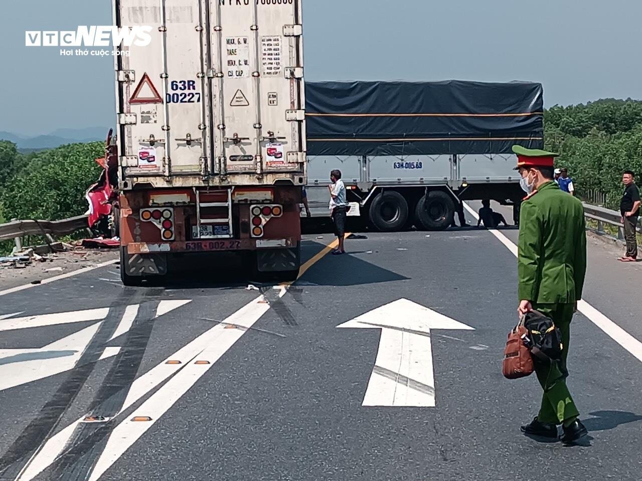 Hiện trường vụ tai nạn trên cao tốc Cam Lộ - La Sơn khiến 3 mẹ con tử vong-4
