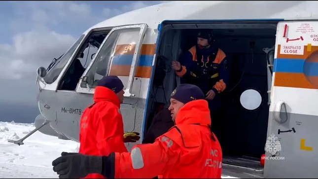 Nga: Tảng băng vỡ trôi ra xa bờ, 82 ngư dân bị mắc kẹt-1
