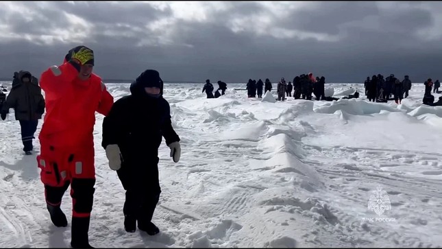 Nga: Tảng băng vỡ trôi ra xa bờ, 82 ngư dân bị mắc kẹt-2