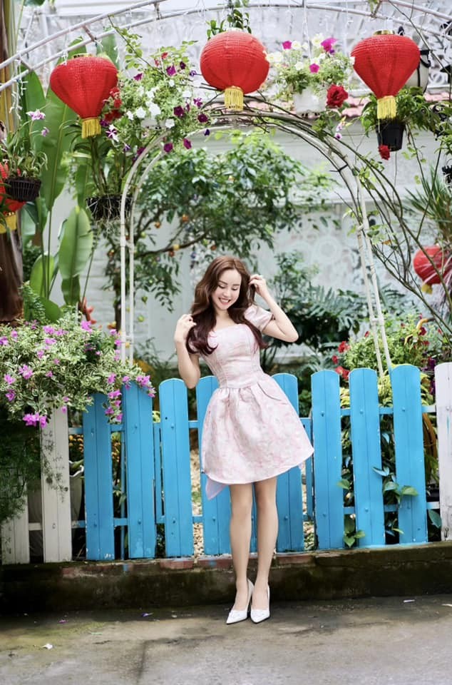 Vy Oanh khoe vườn trong biệt thự ra Tết lộc lá sum suê, hoa nở rực rỡ, cành đào đơm trái to-1