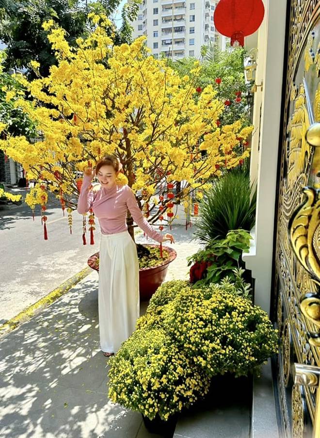 Vy Oanh khoe vườn trong biệt thự ra Tết lộc lá sum suê, hoa nở rực rỡ, cành đào đơm trái to-9