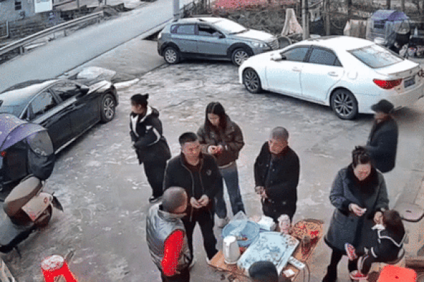 Clip: Nghe tiếng nổ, người phụ nữ quay lại thì bị pháo bắn vào mắt