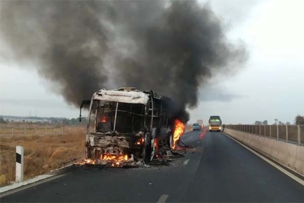 Nghịch dại dùng bật lửa đốt xe tải chở hàng, bé trai suýt gây họa lớn-1