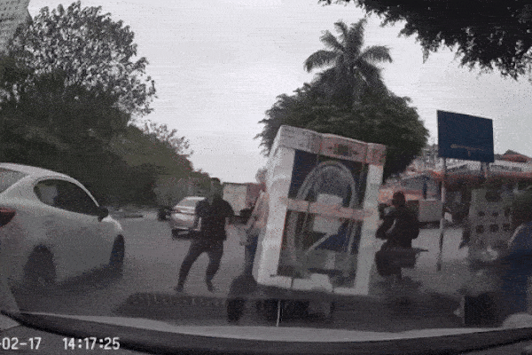 Clip: Tài xế ô tô 'tung cước' đạp ngã người đi xe máy trên phố