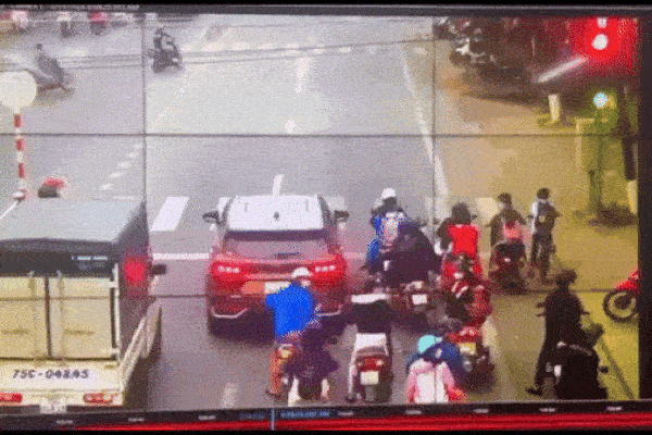 Clip: Xe taxi đâm liên hoàn nhiều xe máy đang dừng chờ đèn đỏ