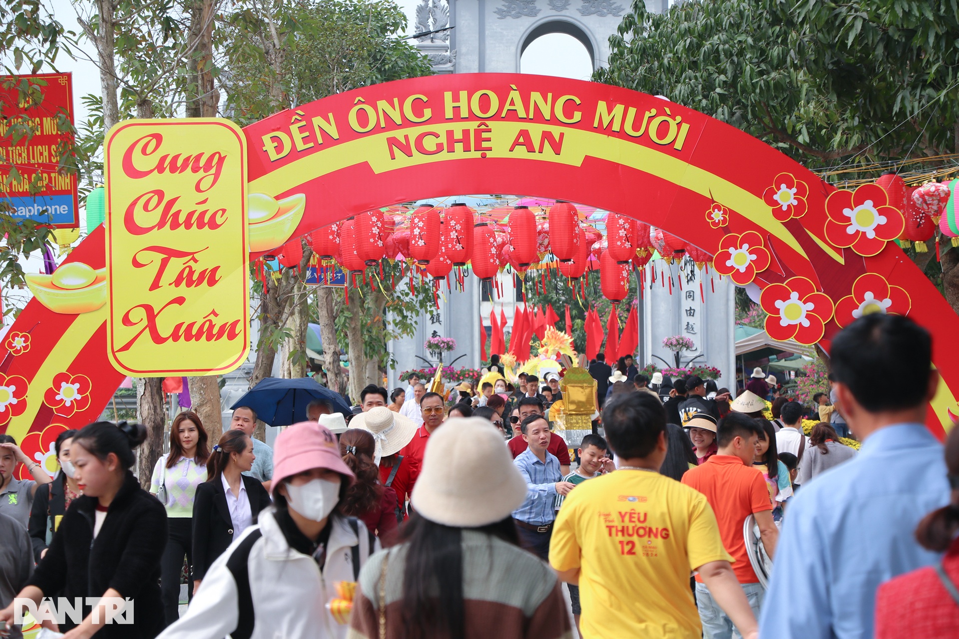 Khách chi tiền triệu, dùng xe kéo lễ vào dâng Đền Ông Hoàng Mười-2