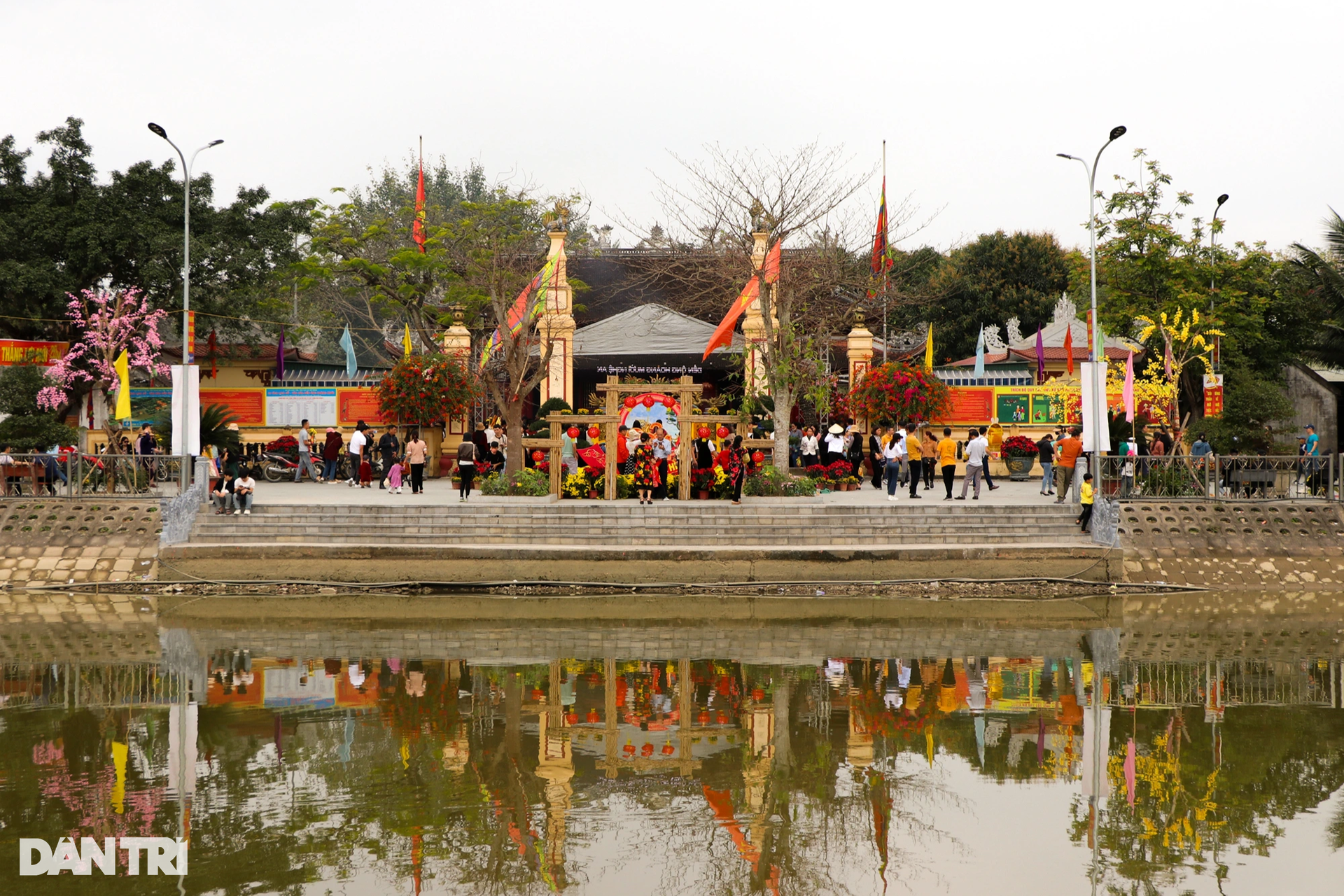 Khách chi tiền triệu, dùng xe kéo lễ vào dâng Đền Ông Hoàng Mười-1