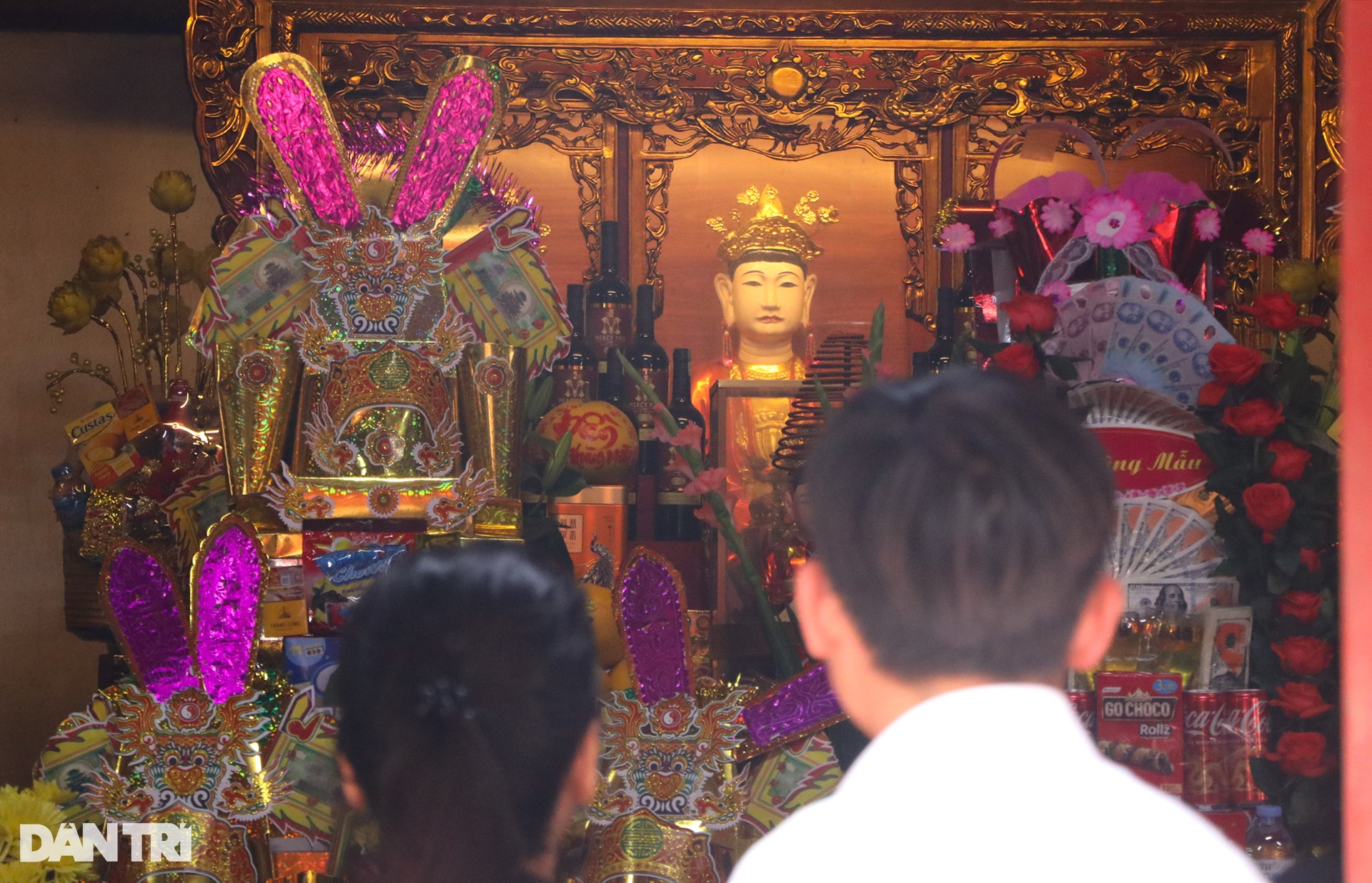 Khách chi tiền triệu, dùng xe kéo lễ vào dâng Đền Ông Hoàng Mười-5