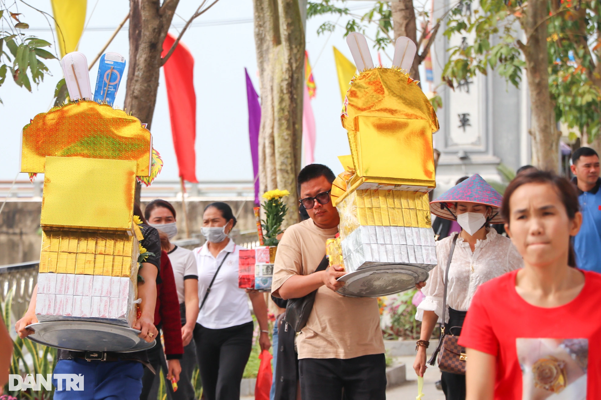 Khách chi tiền triệu, dùng xe kéo lễ vào dâng Đền Ông Hoàng Mười-4