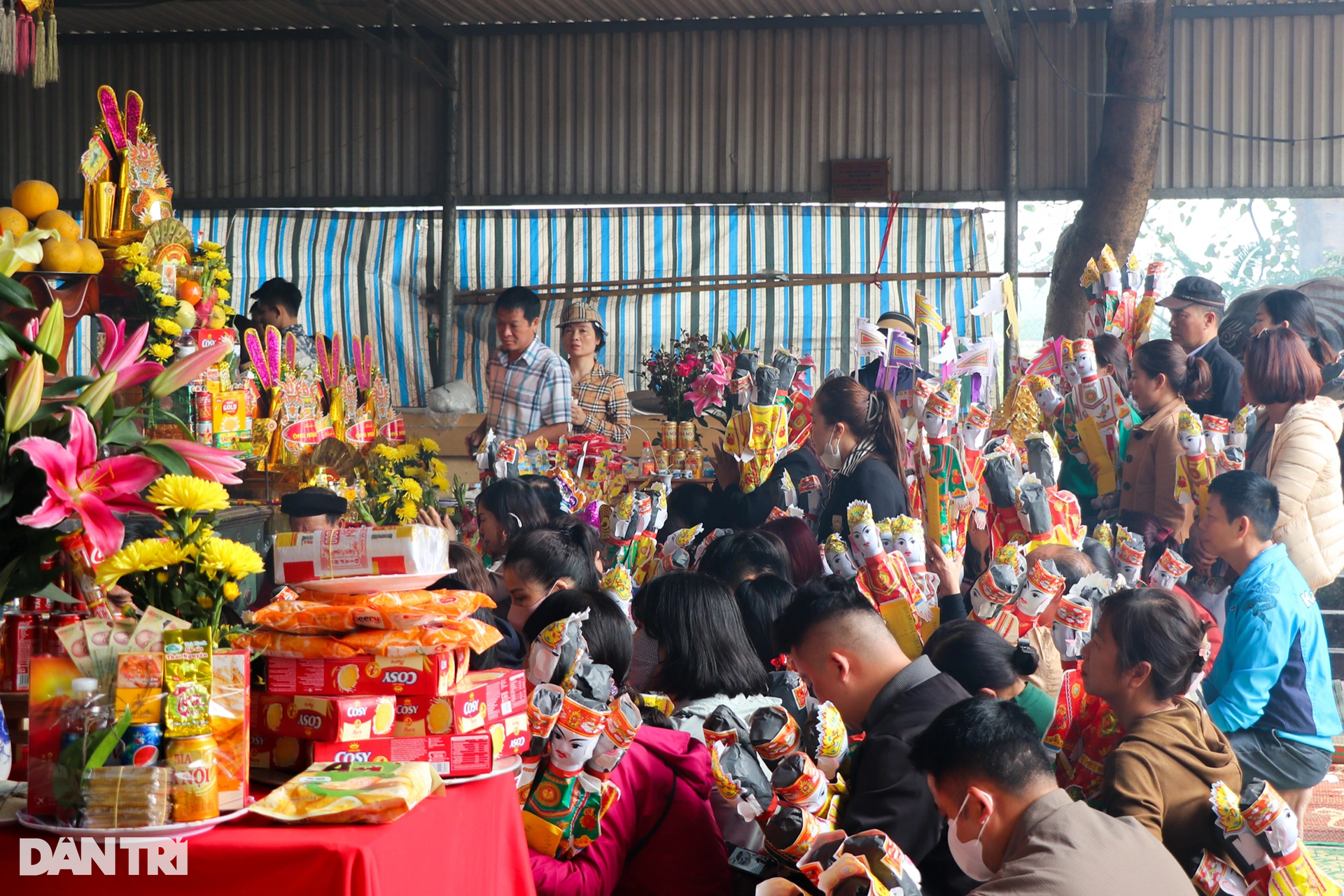Khách chi tiền triệu, dùng xe kéo lễ vào dâng Đền Ông Hoàng Mười-7