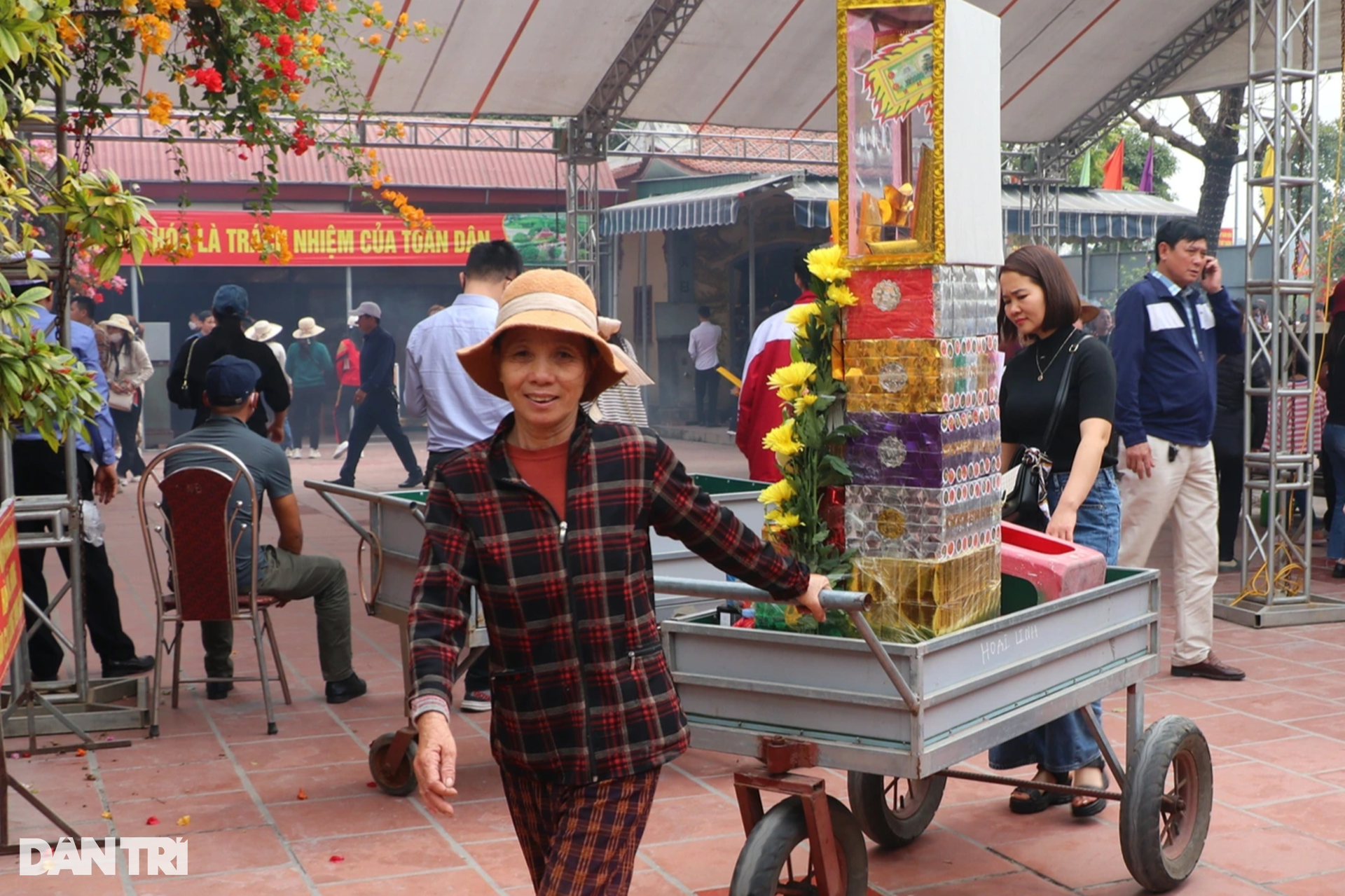 Khách chi tiền triệu, dùng xe kéo lễ vào dâng Đền Ông Hoàng Mười-8