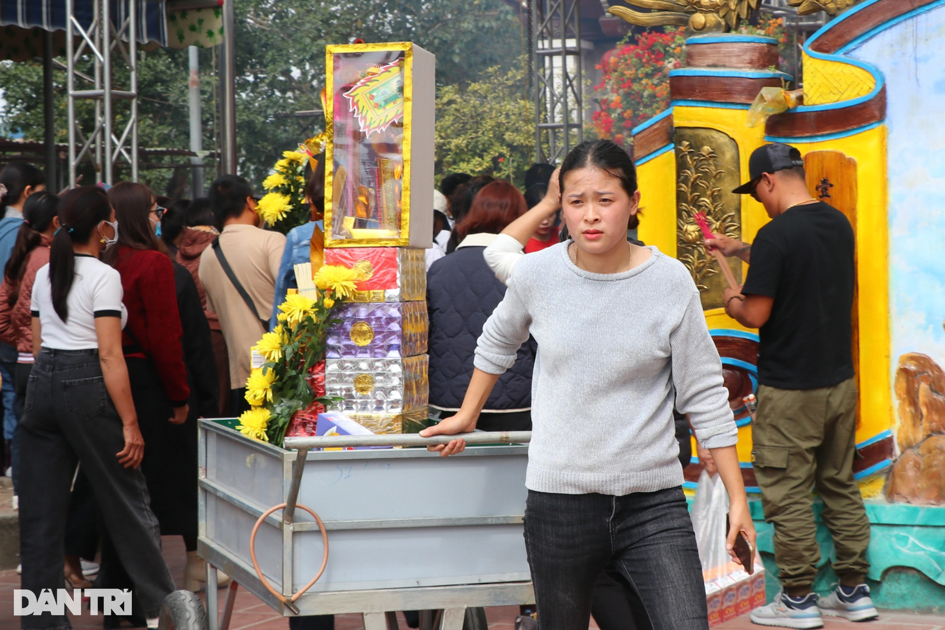 Khách chi tiền triệu, dùng xe kéo lễ vào dâng Đền Ông Hoàng Mười-9