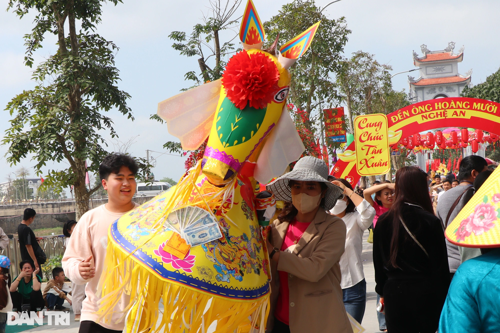 Khách chi tiền triệu, dùng xe kéo lễ vào dâng Đền Ông Hoàng Mười-10