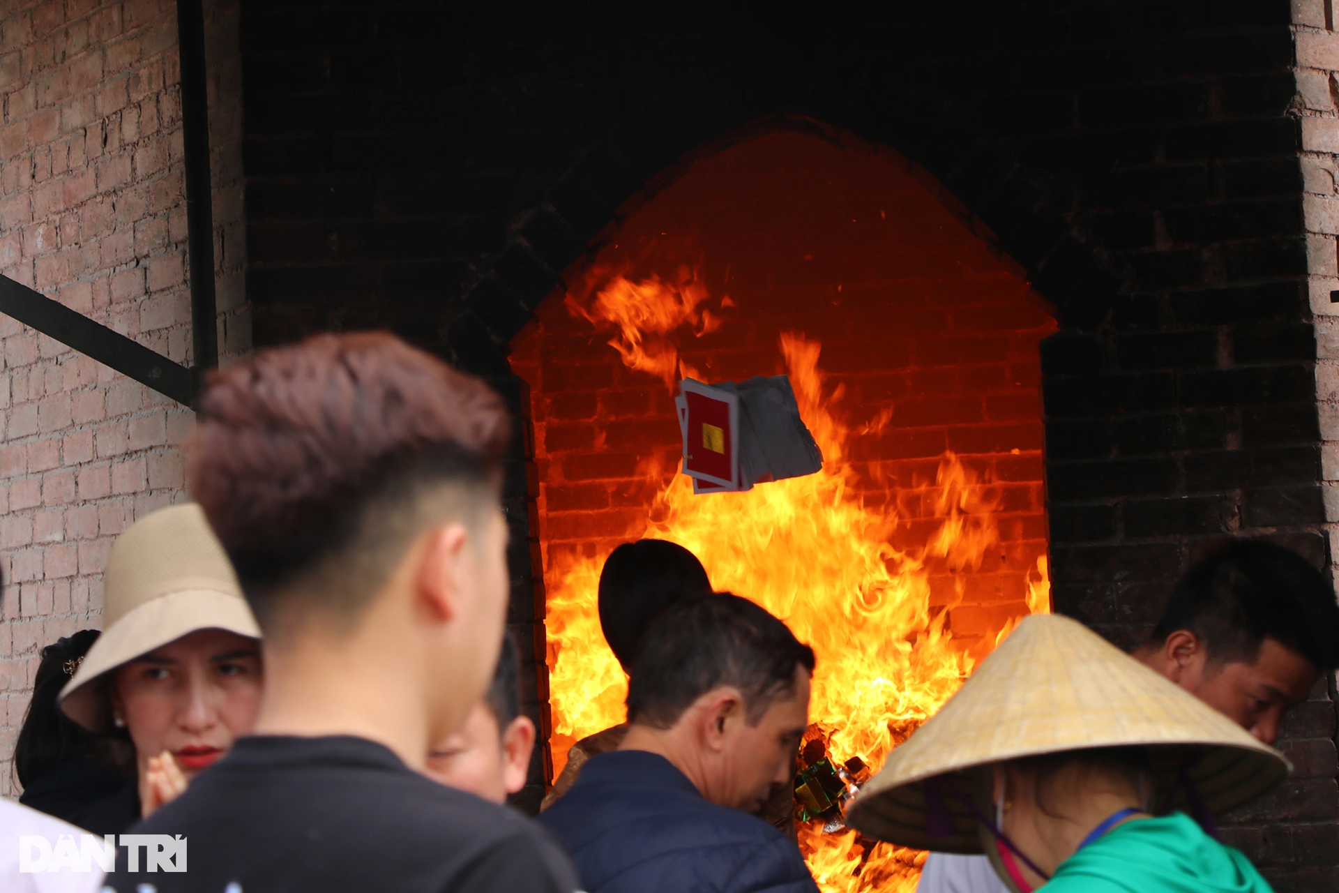 Khách chi tiền triệu, dùng xe kéo lễ vào dâng Đền Ông Hoàng Mười-11